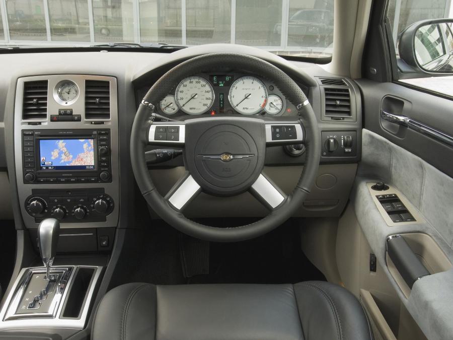 Chrysler 300C SRT8 Touring 2006 года  (UK) (фото 2 из 18)